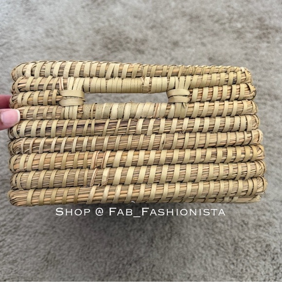 Large Woven Basket with side handles - Picture 5 of 9